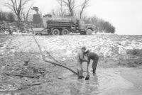 &Ouml;lschlamm wird vor M&ouml;ltenort abgesaugt (27.02.1971)