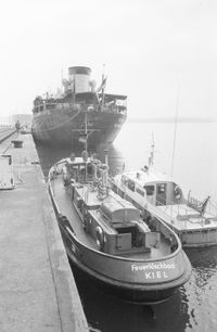 Im Vordergrund das Feuerl&ouml;schboot &bdquo;Kiel&ldquo; und das Polizeiboot &bdquo;Vossbrook&ldquo; (08.03.1971)