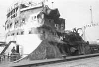 Sp&auml;ter werden die Sch&auml;den am Tanker auch im Scheerhafen begutachtet (08.03.1971)