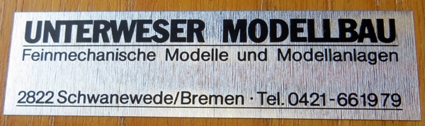 Plakette "Unterweser Modellbau" auf der Bodenplatte der Vitrine des Reedereimodells "Bugsier 5" (Hafenschlepper, 1974)