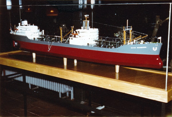 Reedereimodell T.T. Esso Hamburg (1955 Deutsche Werft AG Hamburg) - Modellbau Erich Lau, Rendsburg - Maßstab 1:100