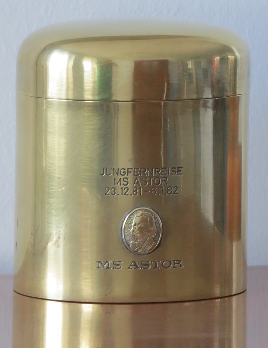 Zigarettenbox aus Messing - Gästegeschenk an Passagiere M.S. Astor zur Jungfernfahrt (Sammlung Modellreederei)