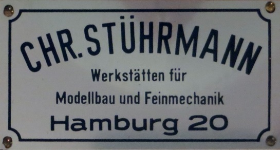 Plakette der Firma Stührmann auf einem Werftmodell aus dem Jahr 1958